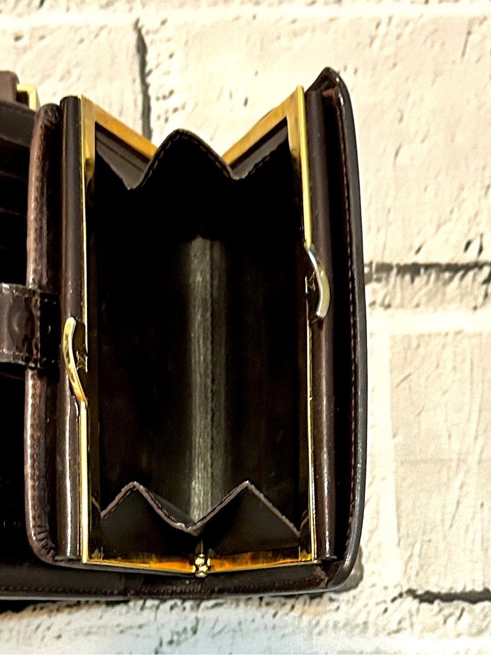 Louis Vuitton Vernis Kiss Lock Compact Wallet - Deep Burgundy - Picture 4 of 15